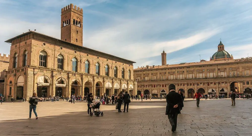 Bologna, wo öffentliche Rundgänge in anderen Sprachen laufen