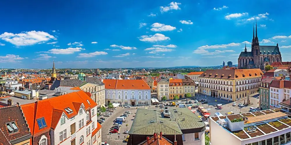Villa und Altstadt in Brünn, wo Deutsch über Begleittexte läuft