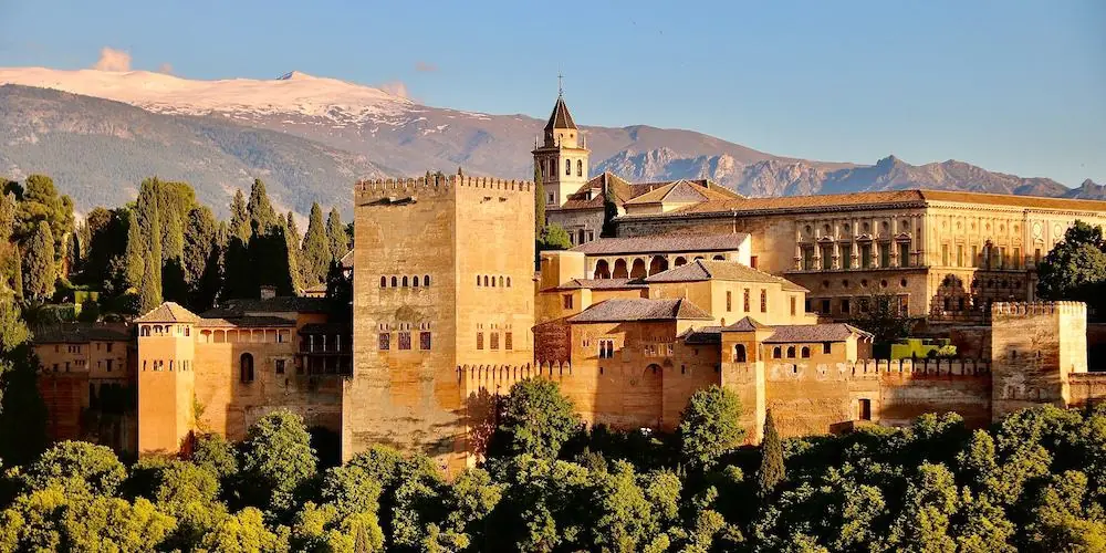 Granada mit steilen Gassen und der Alhambra