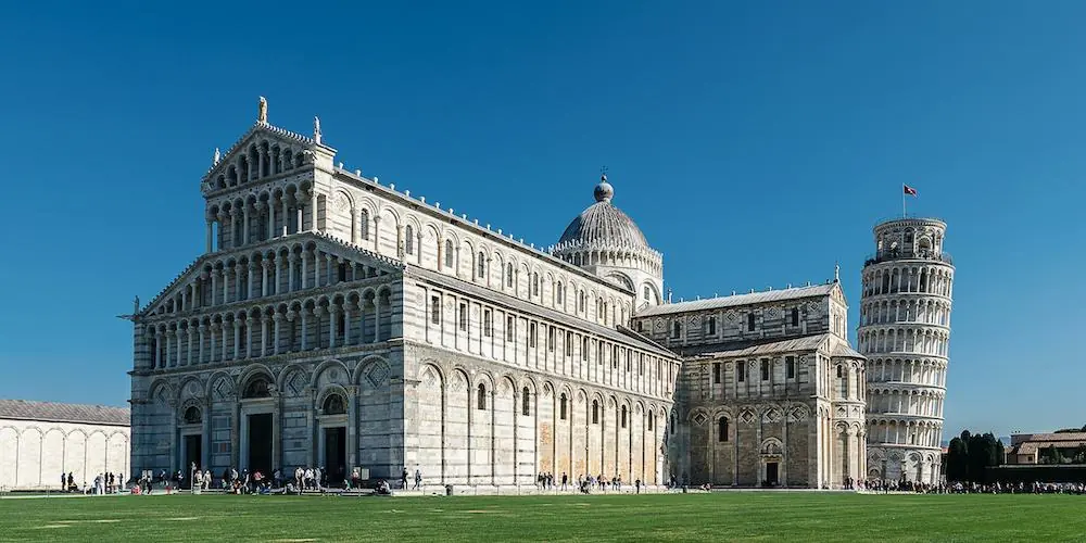 Der Schiefe Turm von Pisa mit Mindestalter für den Aufstieg