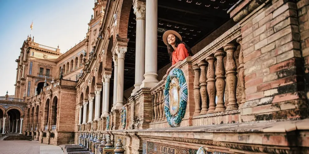 Reisende auf einer Stadtführung in Sevilla